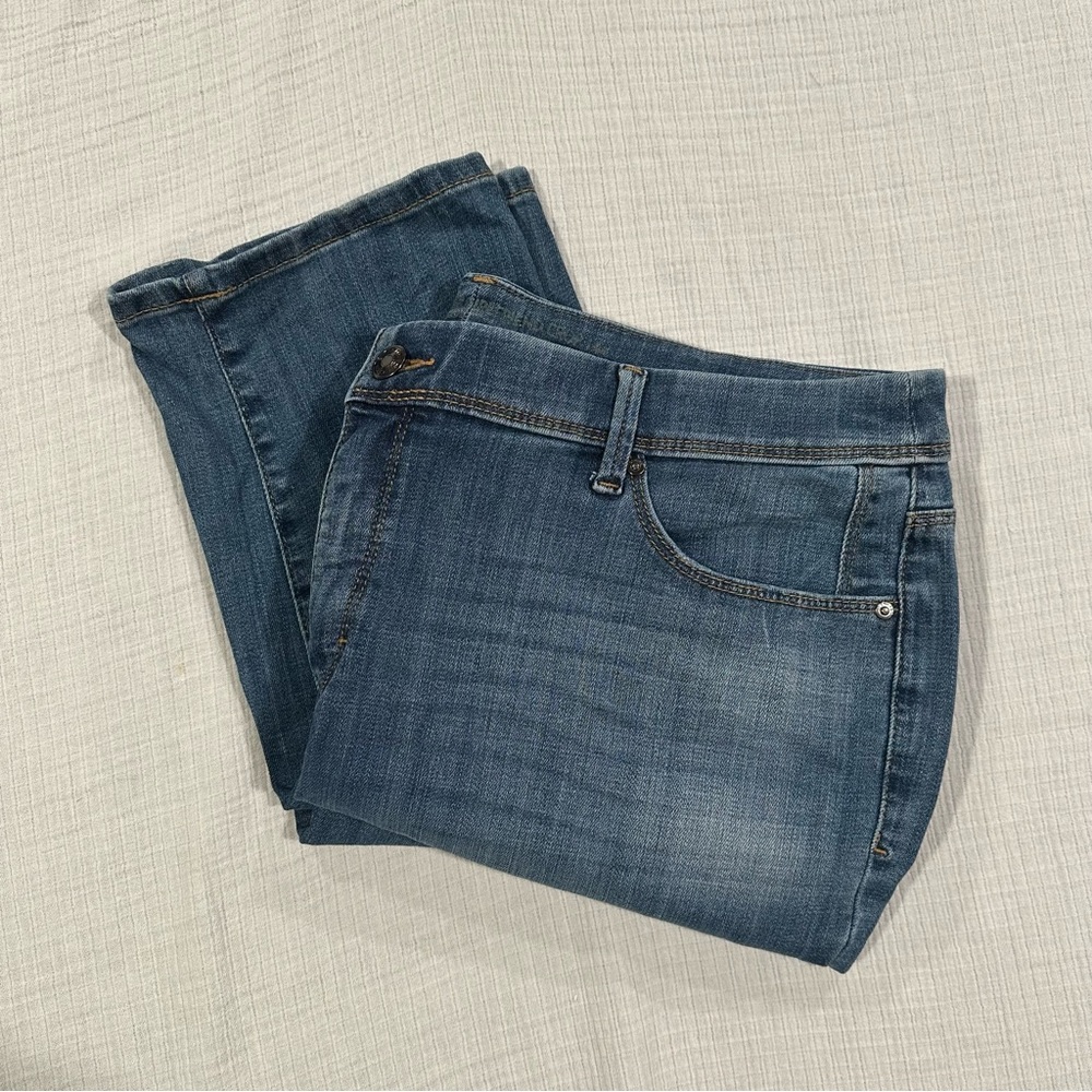 Chico’s So Slimming Girlfriend 2.5 Crop Jeans • Cotton Stretch Style • Size 14